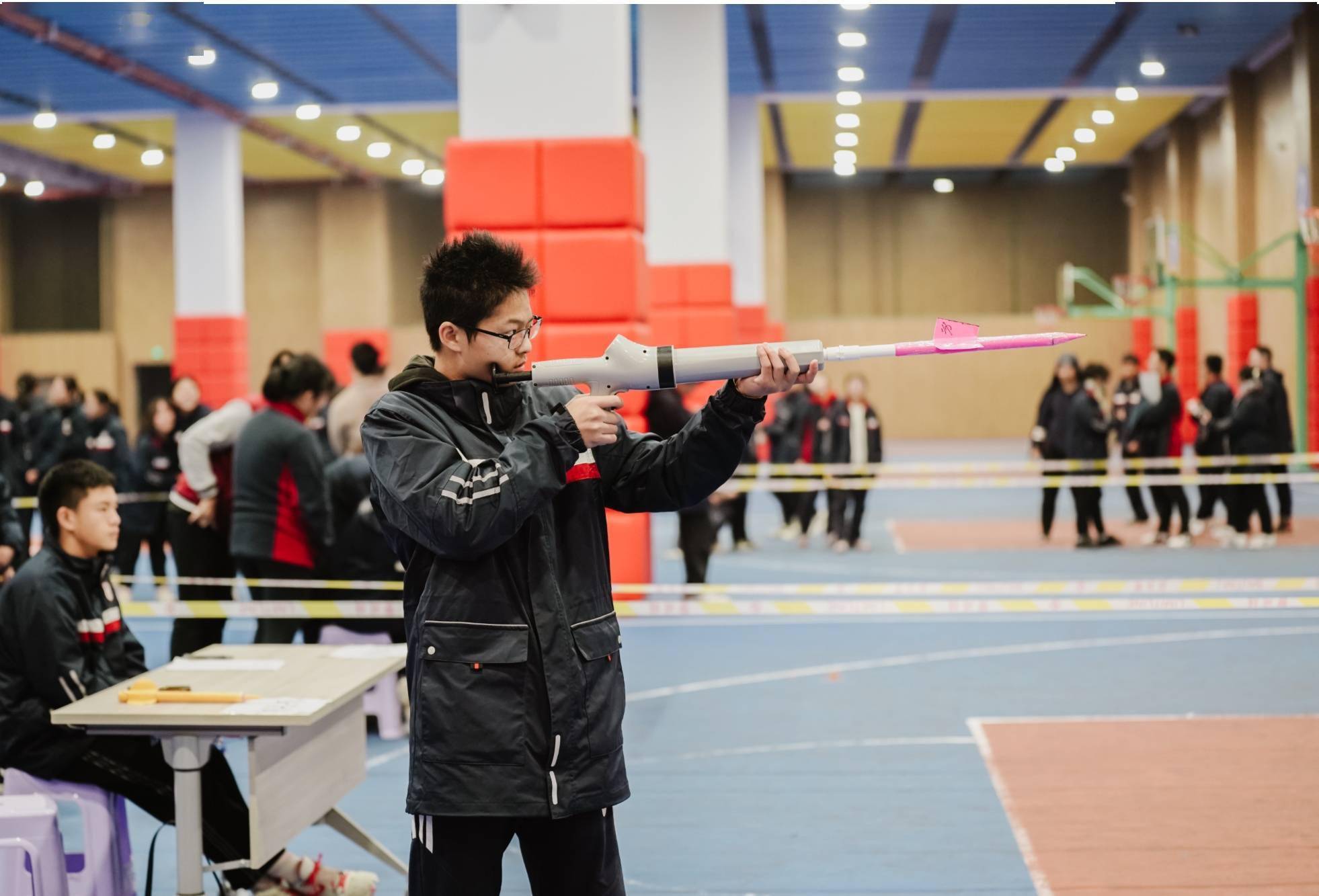 "气弓箭"竞赛(央广网发 育才中学供图)重庆育才中学校长张和松表示,"