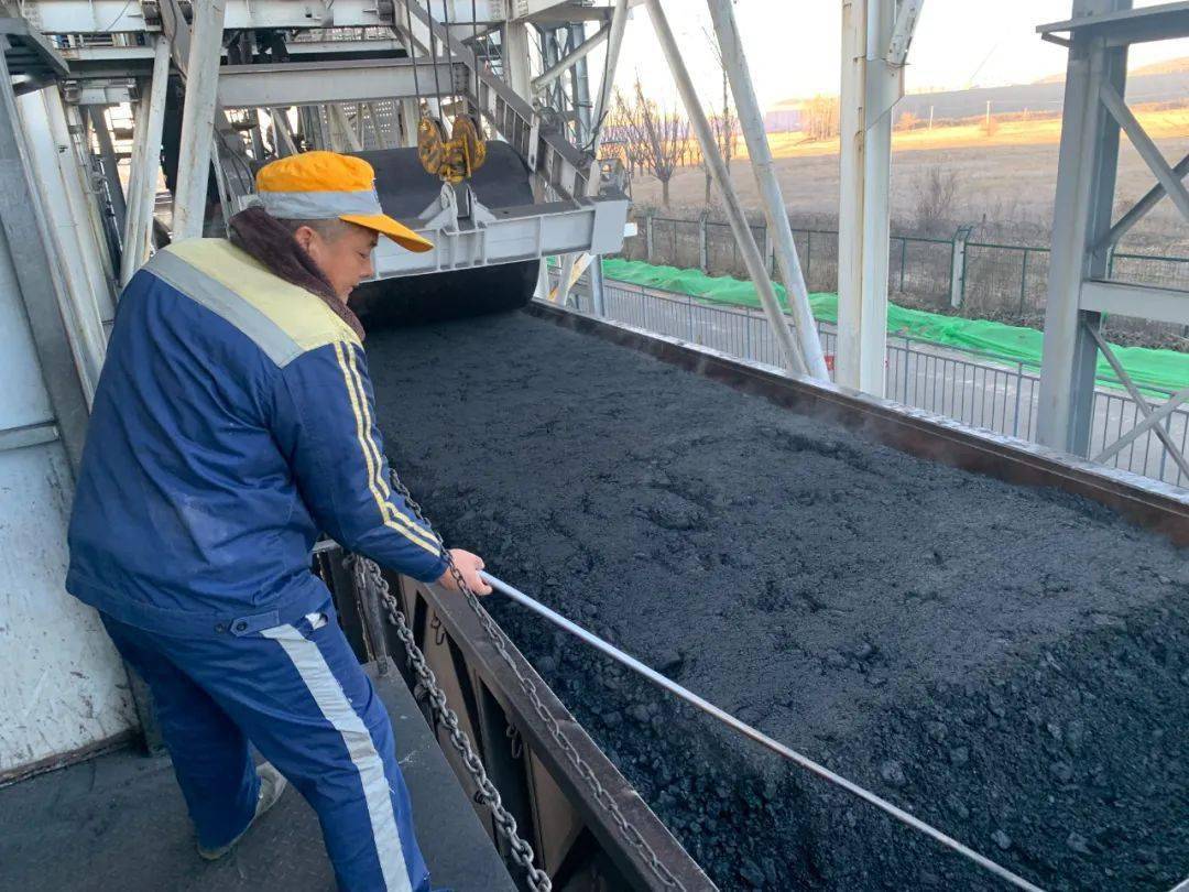 榆树湾煤矿铁路环线单日装车发运量再创新高_煤炭_榆神煤电公司_供应