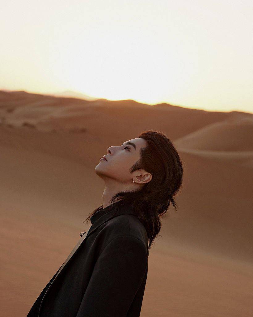 长发|华晨宇登陆火星主题大片神秘氛围拉满 背头长发尽显不羁气场