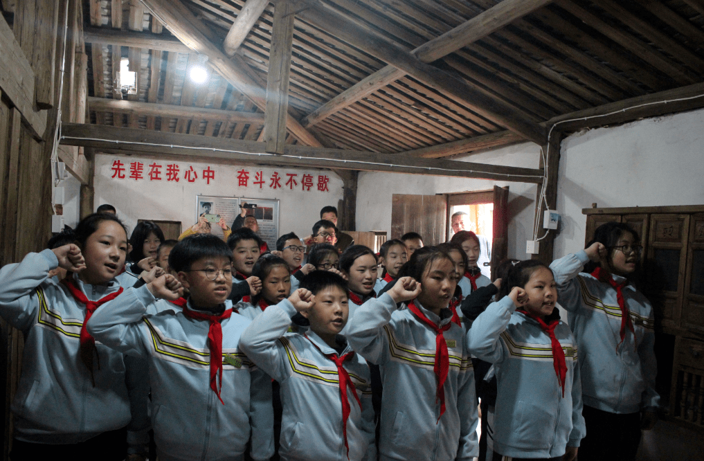 德育之窗少年队员心向党星星火炬代代传潭头中心小学红领巾说家乡事