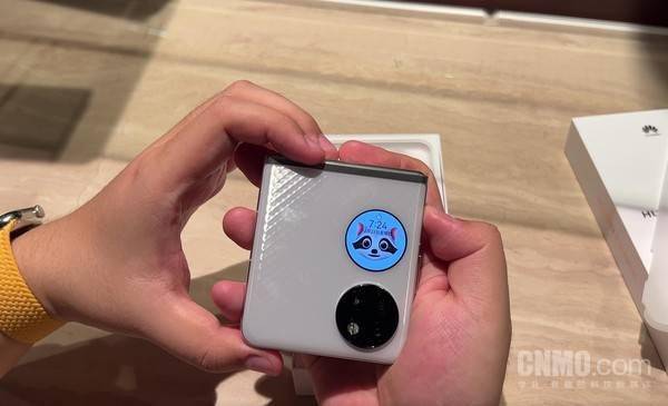 产品|华为P50 Pocket上手体验：属于P系列的折叠时代来了