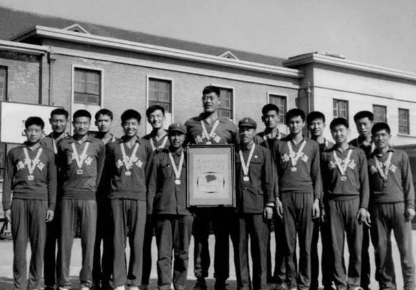 穆铁柱从篮球新人到亚洲霸主08年去世郑海霞泪洒葬礼现场