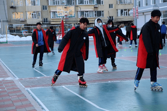 筑梦冰雪相约冬奥白城市第一职业高中开展乐享轮滑助力冬奥活动