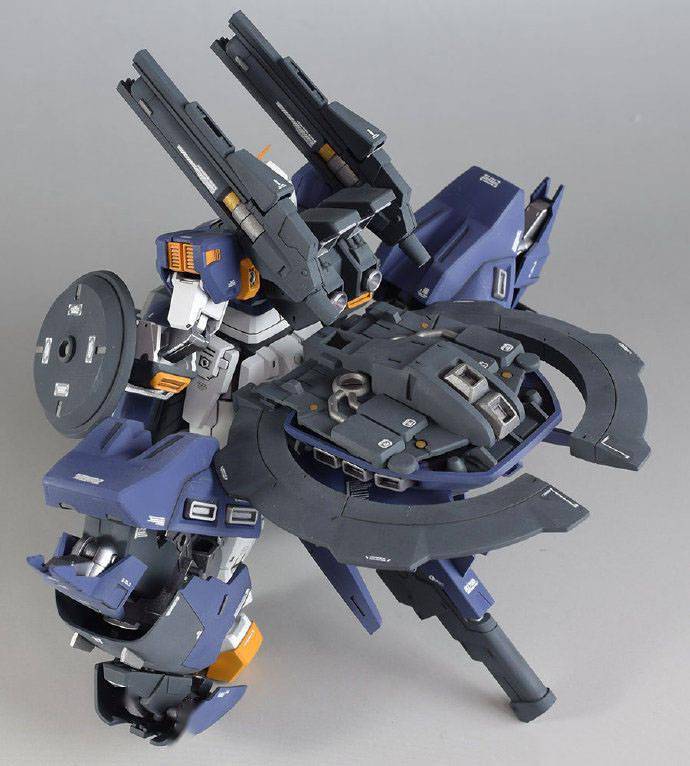 如果这个重甲背面的装备可以变形成手里拿着的装备估计会更加的帅气.