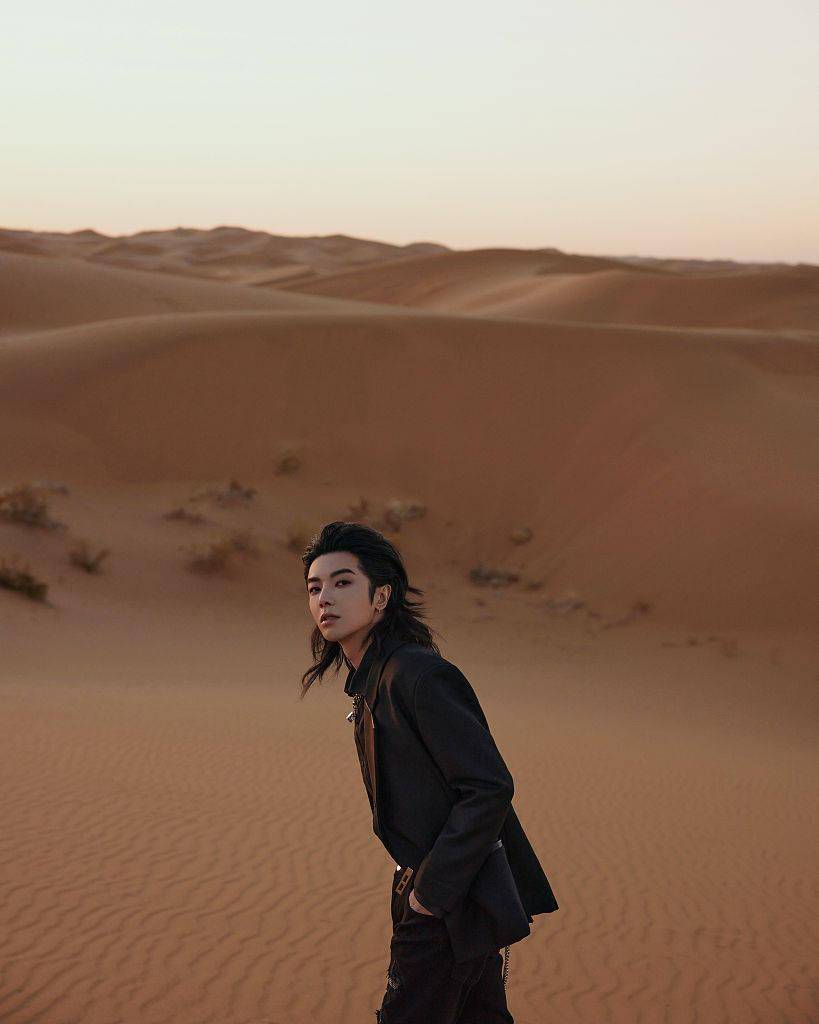 长发|华晨宇登陆火星主题大片神秘氛围拉满 背头长发尽显不羁气场