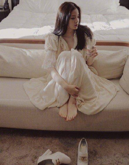名门泽佳欧阳娜娜穿米色睡裙慵懒性感长发披肩效果温柔撩人
