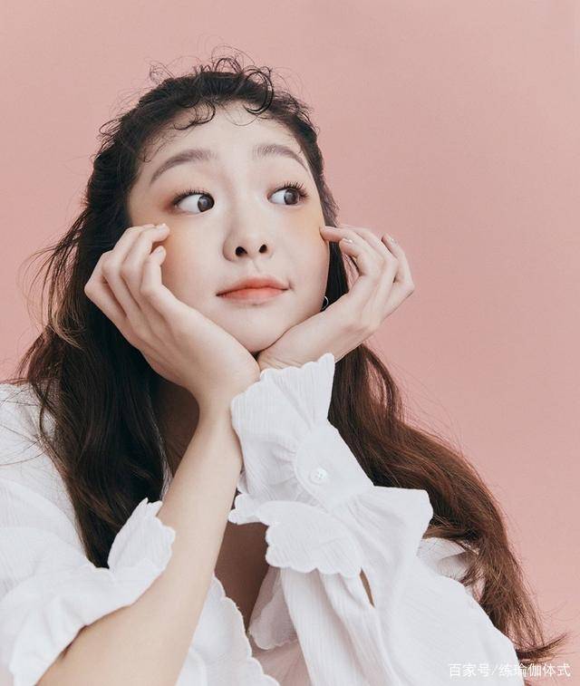 "魔女"金多美,白色娃娃领衬衫惊艳亮相,搭配空气刘海更俏皮_双手_双腿