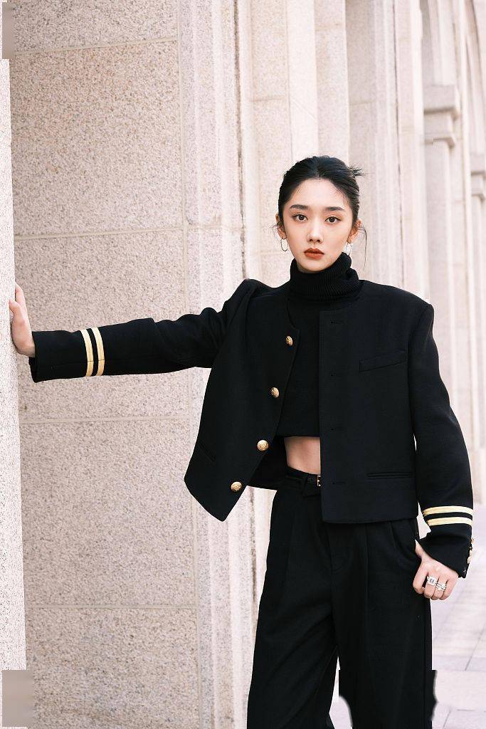 王影璐亮相爱情神话上海路演深沉优雅诠释复古魅力