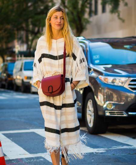 例如,米色t上衣搭配白色裤子,或是白色上衣搭配米色裤子效果都是非常