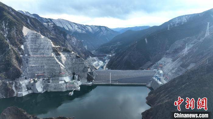 中国已建成最高土石坝雅砻江两河口水电站大坝全线填筑到顶