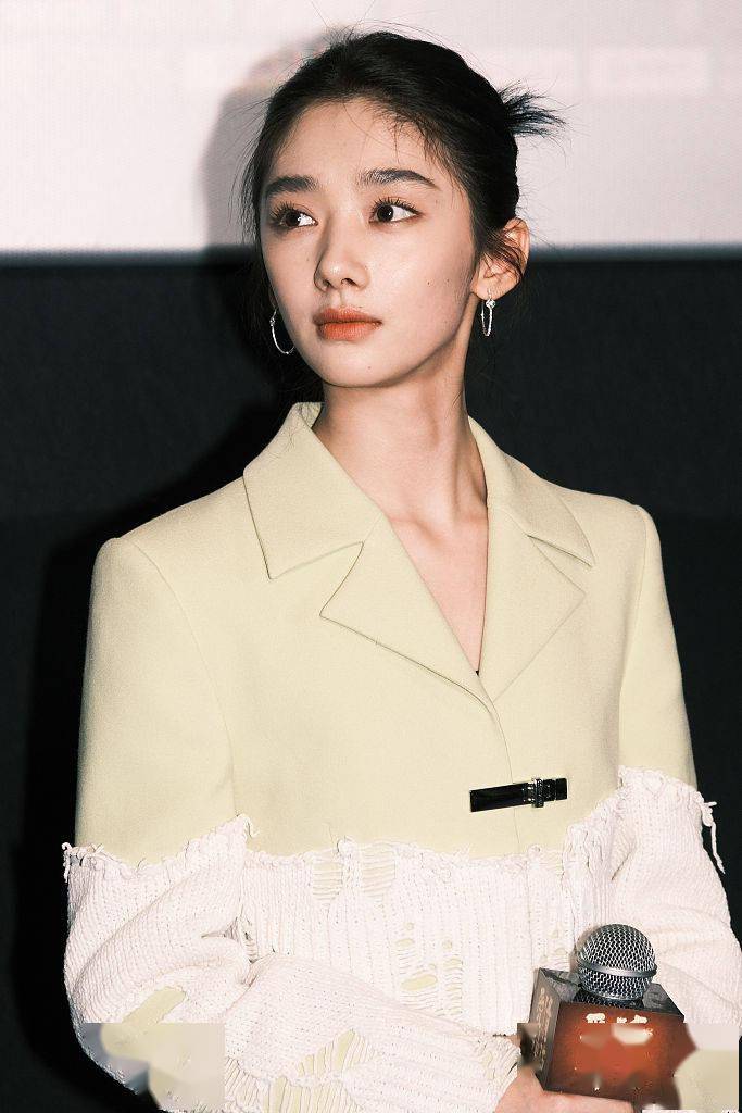 王影璐亮相爱情神话上海路演深沉优雅诠释复古魅力