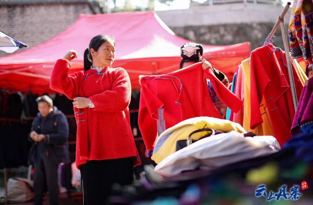 丹寨:买新衣 迎新年_传统_服装_妇女