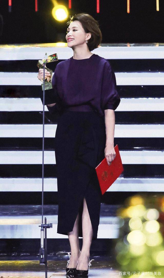 有种站姿叫董卿一袭长裙尽展万种风情内外合一的知性美