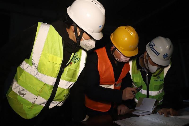 他们扛责在肩以实际行动响应时代呼唤