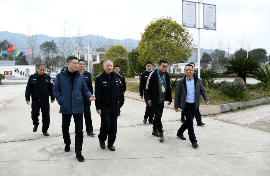 12月23日,江西省公安厅交通管理局局长叶琳来铅实地调研"新型警力护