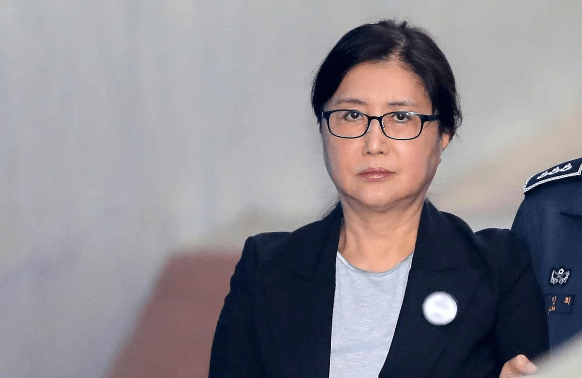 从"嫁给韩国"到狼狈出狱,朴槿惠的悲剧,在24年前,已经注定_崔顺实