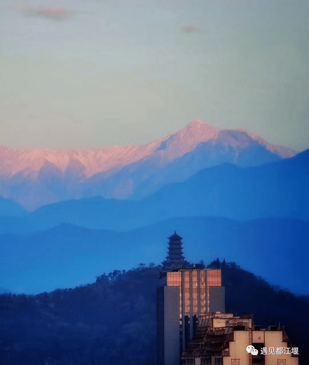 雪山|日出与雪山相遇，都江堰美成了一幅令人心动的画卷！