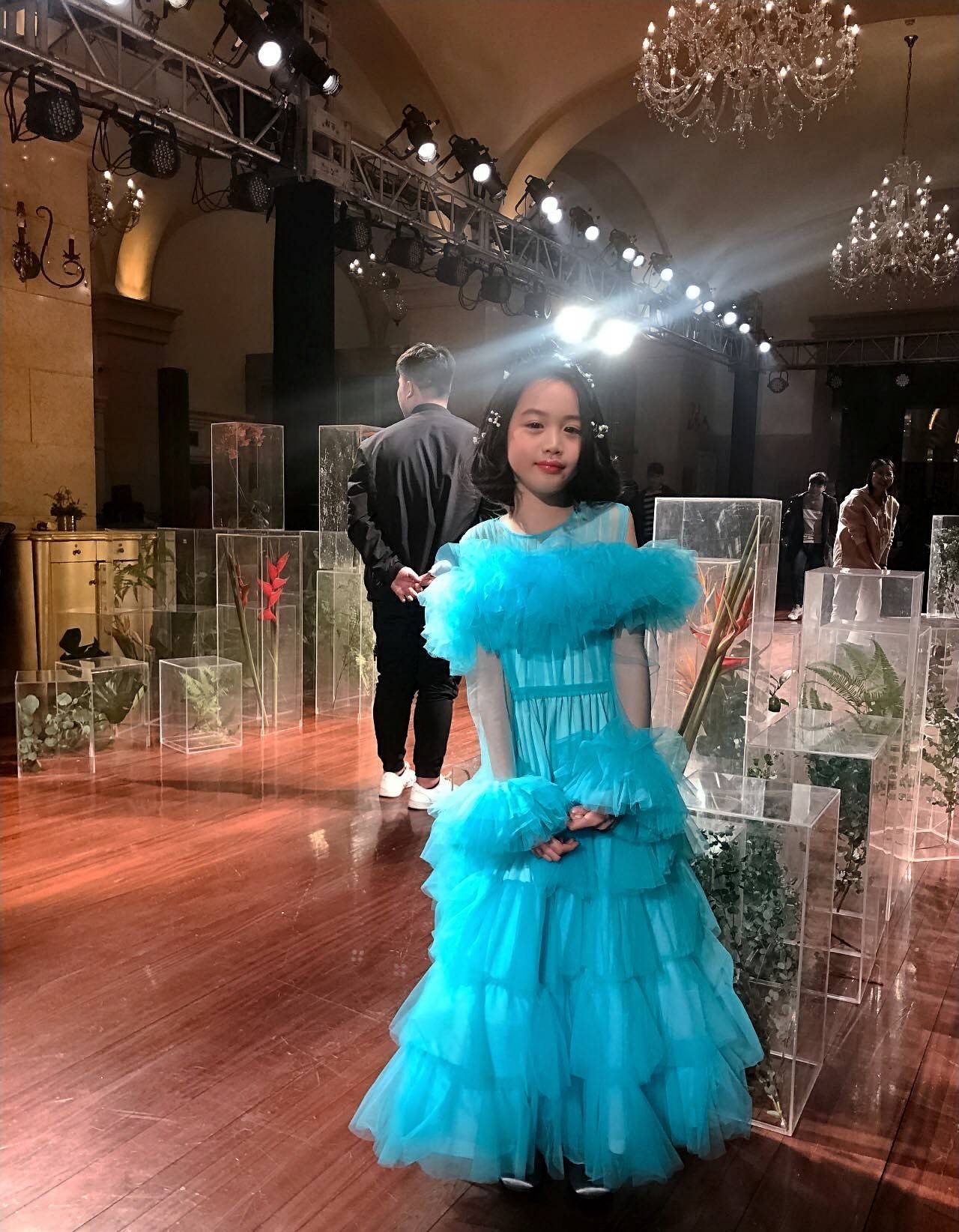 钟丽缇女儿蓝纱裙走秀像小精灵遗传妈妈美貌越发优雅漂亮