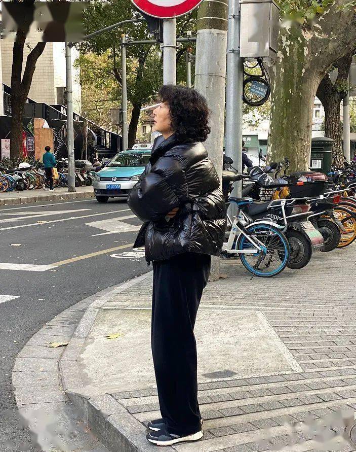 50岁以后的大妈穿羽绒服别露腿搭配这3种裤子保暖又时髦