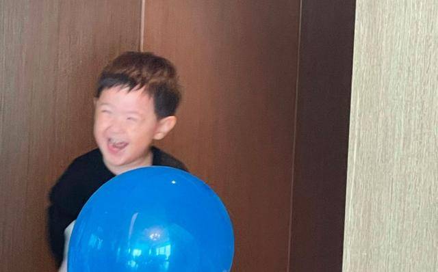 沈腾3岁儿子正脸罕曝光圆圆的小脸超喜庆和爸爸如同复制粘贴