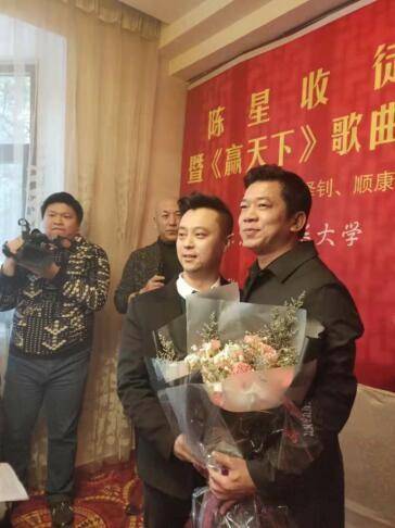 孙铎钊拜师著名歌手陈星 同唱《赢天下》引满堂喝彩_歌曲_徒弟_梦想