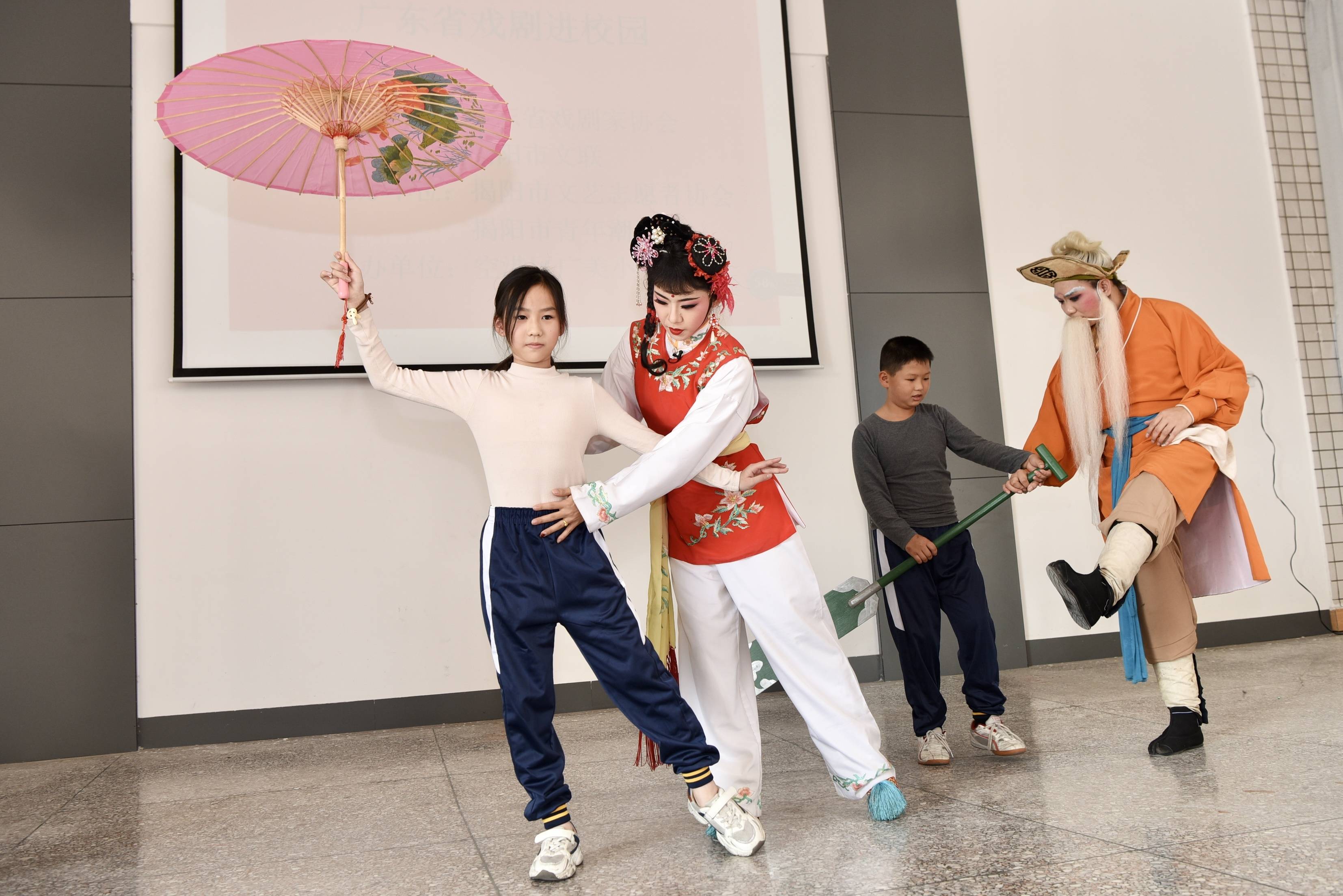 揭阳市青年潮剧团演员们带来了传统潮剧《苏六娘》,现代戏《江姐》