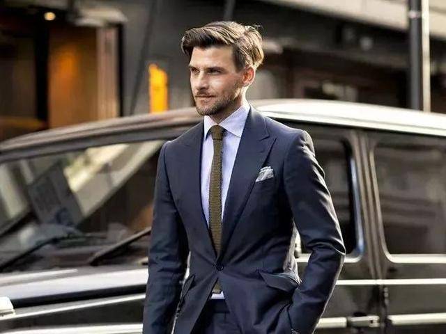 传统商务西服款式一般都是单排两粒扣,平驳头,口袋传统翻盖口袋.