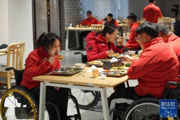 12月23日,在北京顺义中国残疾人体育运动管理中心的食堂,轮椅冰壶