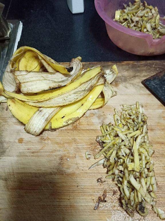 8月份自制磷钾肥,10月份就能给花用,整个秋天土壤肥的流油_沤肥_花花