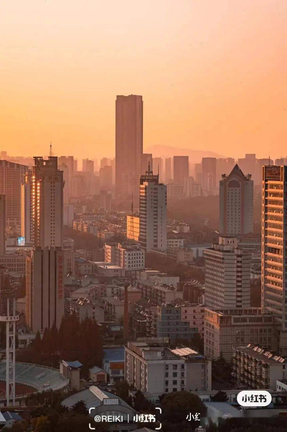 图源丨小红书-汪汪开往幸福坝的列车名不虚传,因为日落而更加被治愈