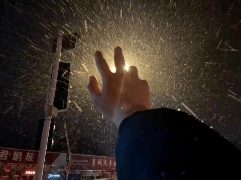 寒潮|南方下“大雪”了？！初雪打卡照火了！网友：南方人的限定版快乐