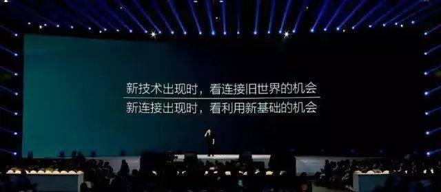 网友当一万人同时在一份文档里写东西，事情就变得有意思了。