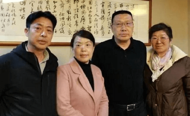 首先,造成郭新振自小离开亲生父母的罪魁祸首是人贩子,他的养父母作为