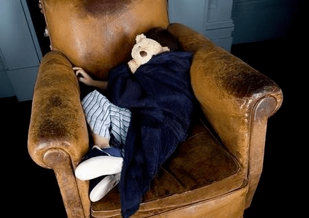 蜷缩式睡姿但并不是所有人都适合仰睡,研究表明,仰睡会加重打鼾和睡眠