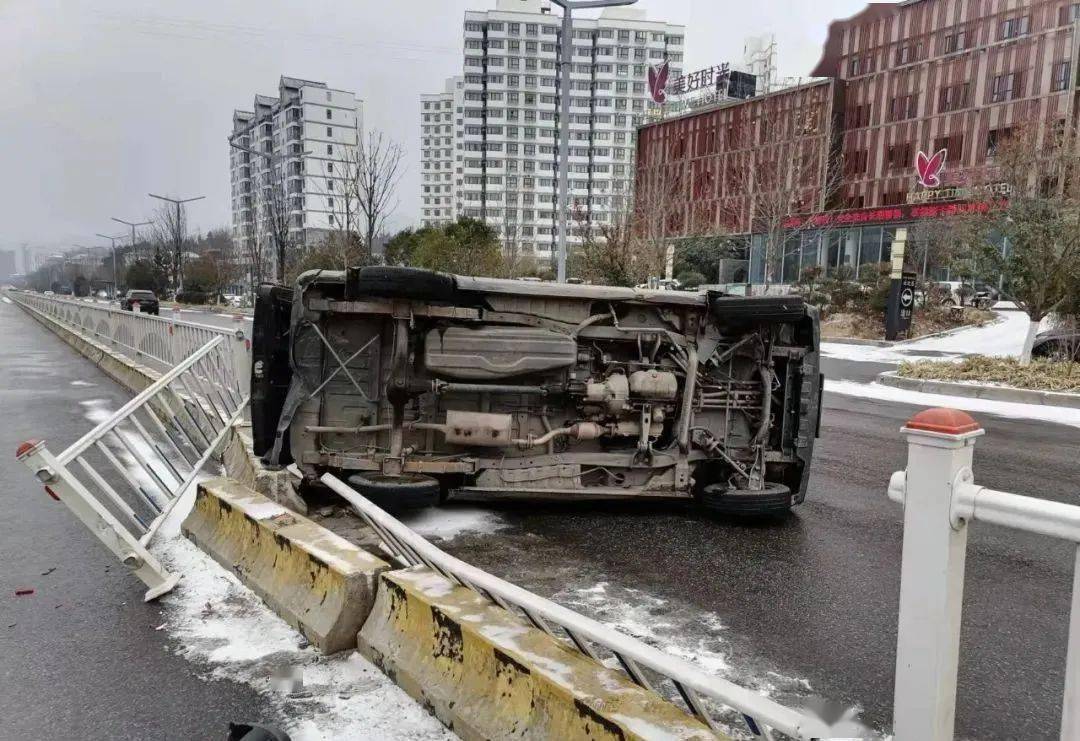 下雪出车祸的图片大全图片