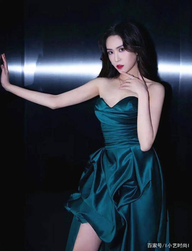 冷艳女神刘美彤穿丝缎礼服裙走御姐风锁骨美得惊人