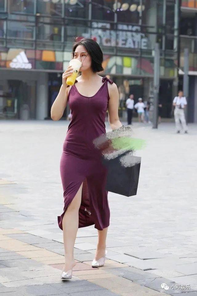 美女穿开叉裙双腿在裙中半隐半现无形中就增加了性感撩人的气息