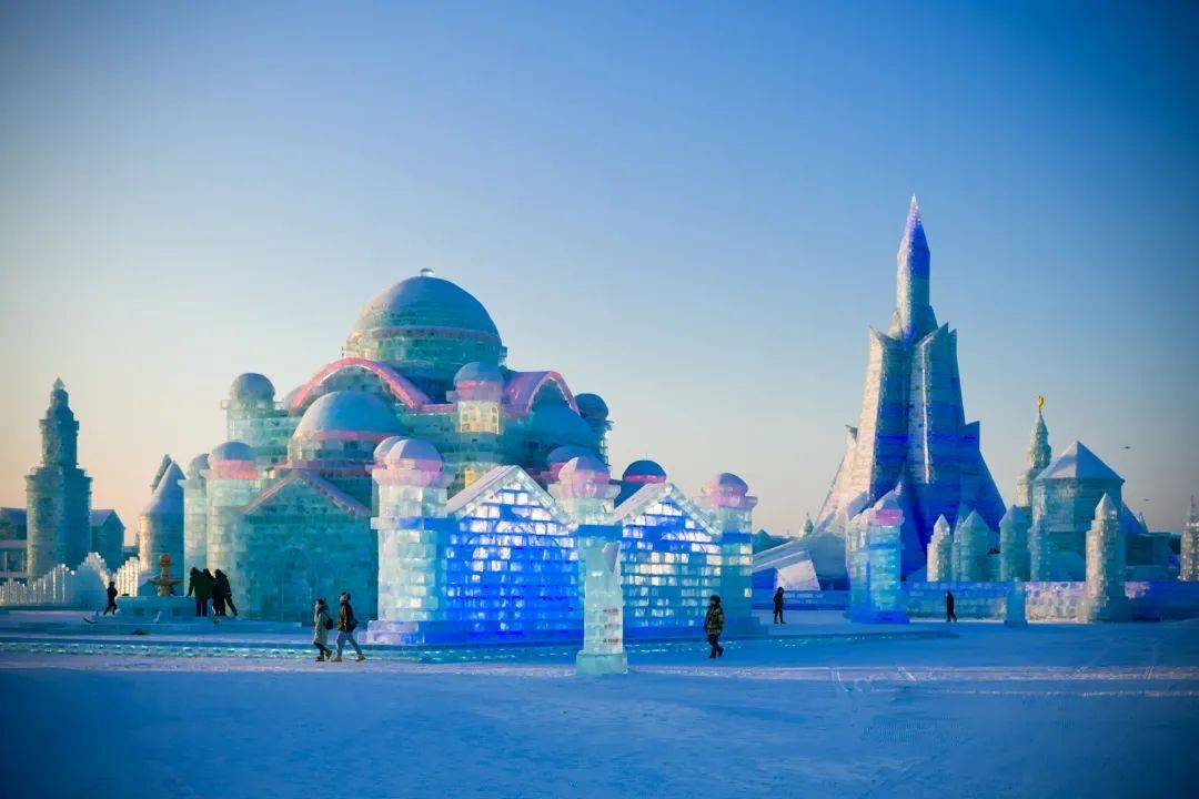 中国第一家电影院,中国第一届冰灯游园会,中国第一个冰雪节……是