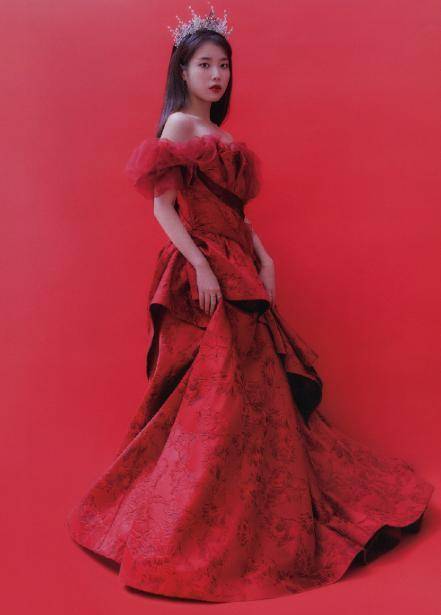 不愧是行走的衣柜看iu穿红色公主裙甜美气质让人心动