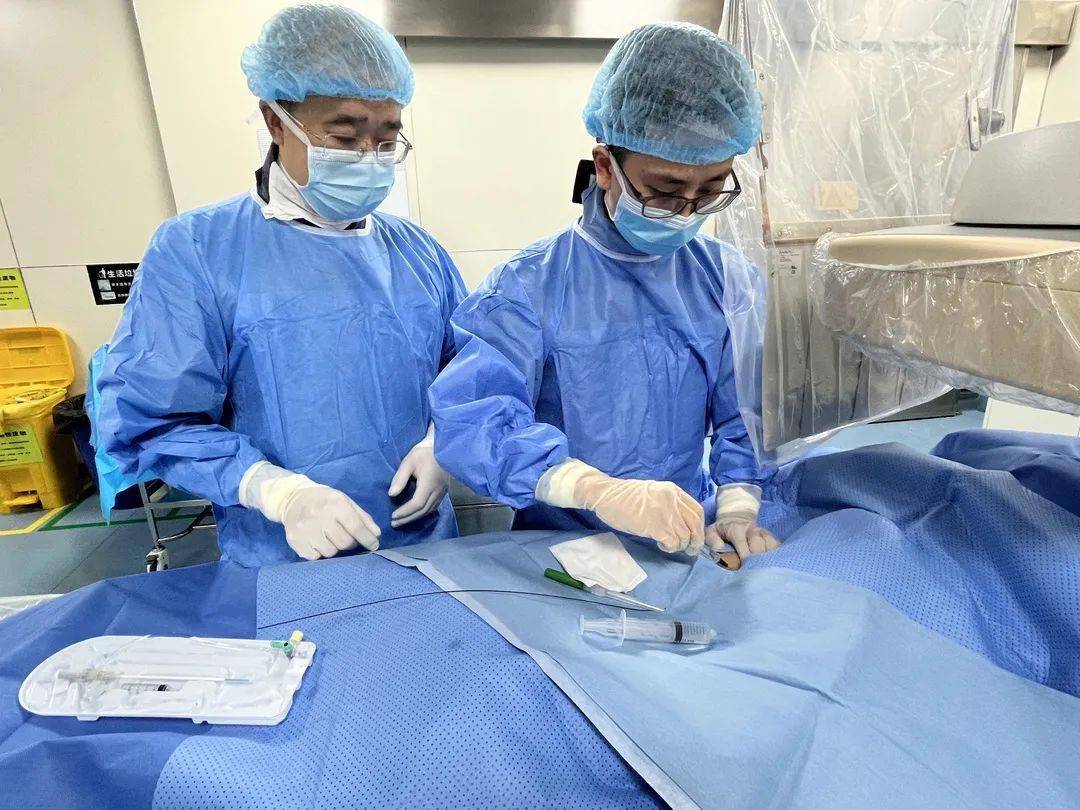 手术开始,首先进行股动脉穿刺介入手术会用到下面这些器材这里就是