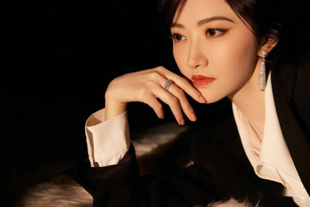 景甜穿黑西装眼神凌厉 在光影间又美又飒_网易娱乐_头发_镜头