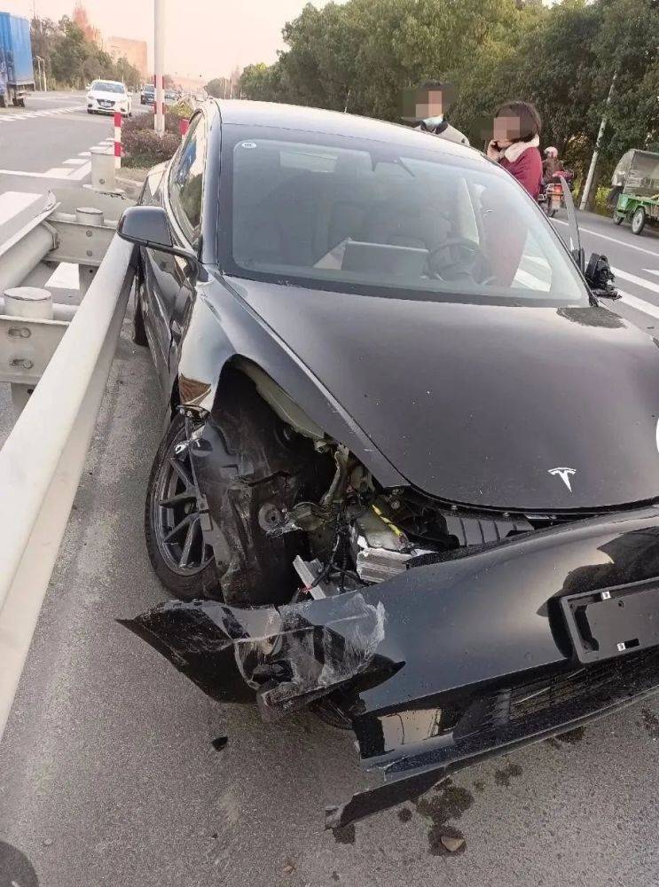 牌都没上擦刮新特斯拉和泥车撞得河白烂摊女司机该多肉痛