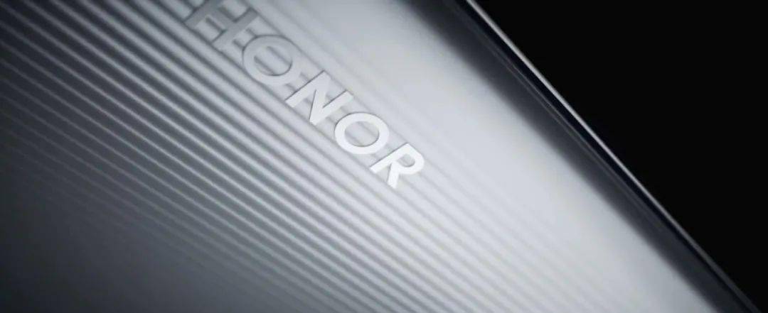 【前沿】荣耀MagicV折叠屏官方照 居中单孔曲面屏？横向内折