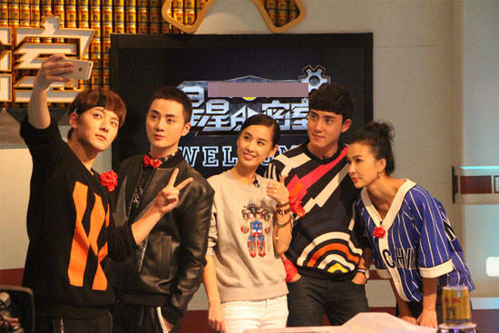 冠军队合照搜狐娱乐讯 创下本季《星星的密室》"双冠"记录的在大结局