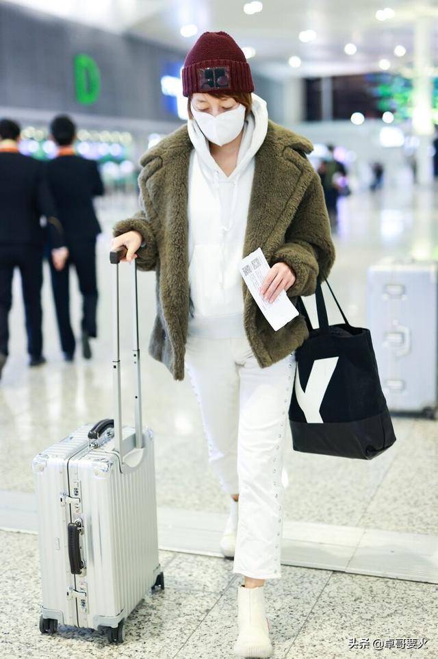 马伊琍气质不减穿墨绿色棉衣走机场加配包都过万状态好霸气