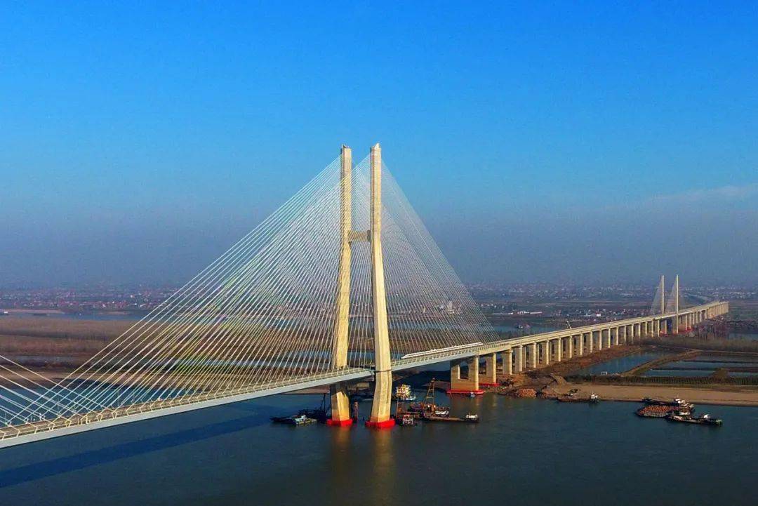 全长1320米的双塔双索面交叉索斜拉桥鳊鱼洲长江大桥为主跨672米预留