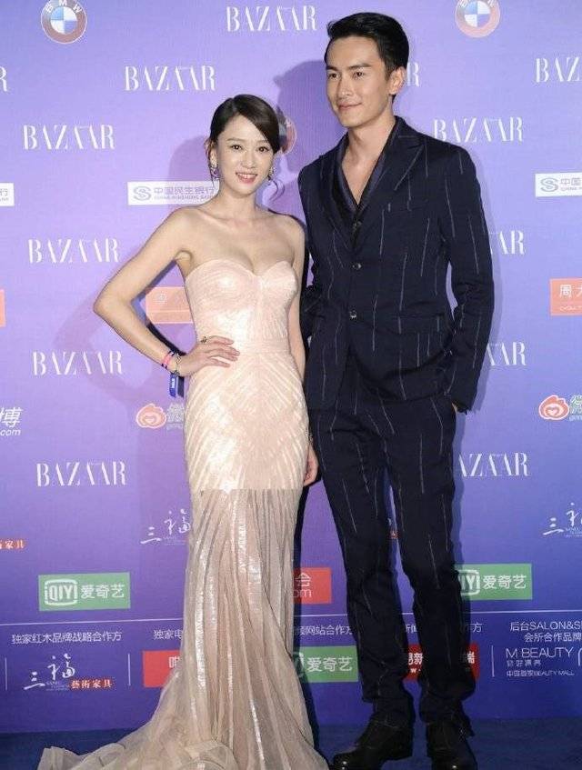 陈乔恩低胸装出席活动衣服不合身略显尴尬网友依然很美