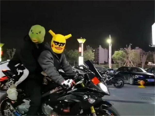小伙戴皮卡丘头套骑宝马s1000rr载好友兜风俩人太疯狂