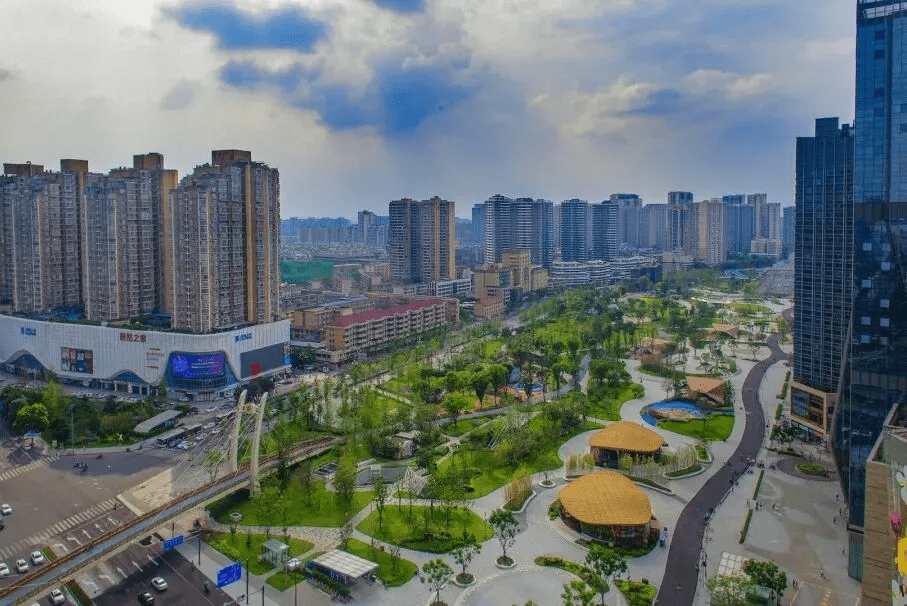 金牛國投集團已在公園部分膠囊館外部增設可供輪椅上下的便利通行服務