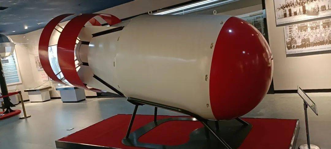 郭永怀事迹陈列馆展厅中的原子弹模型1970年4月24日,中国第一颗人造
